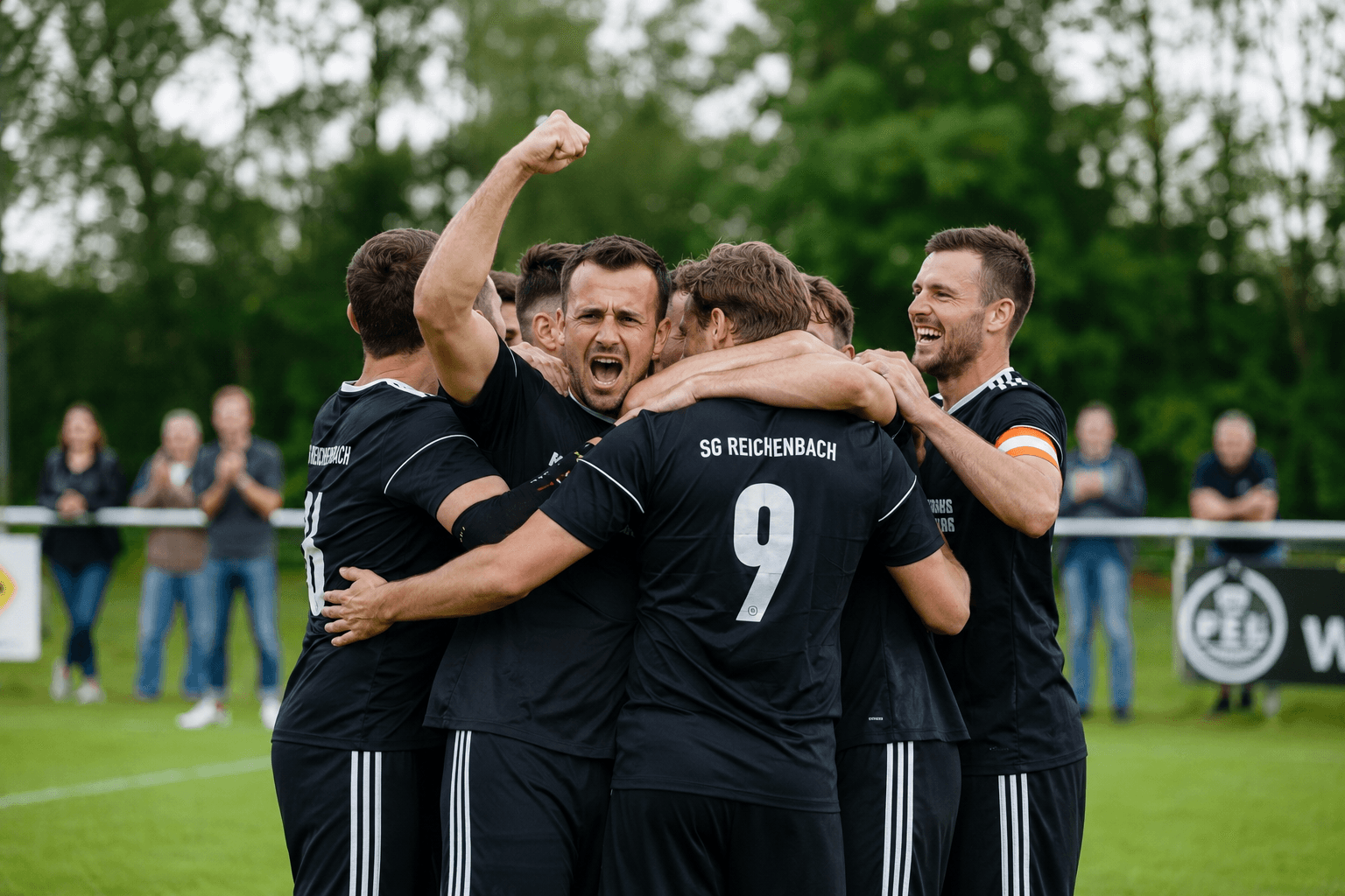 Amateur-Fußballmannschaft jubelt nach Torerfolg