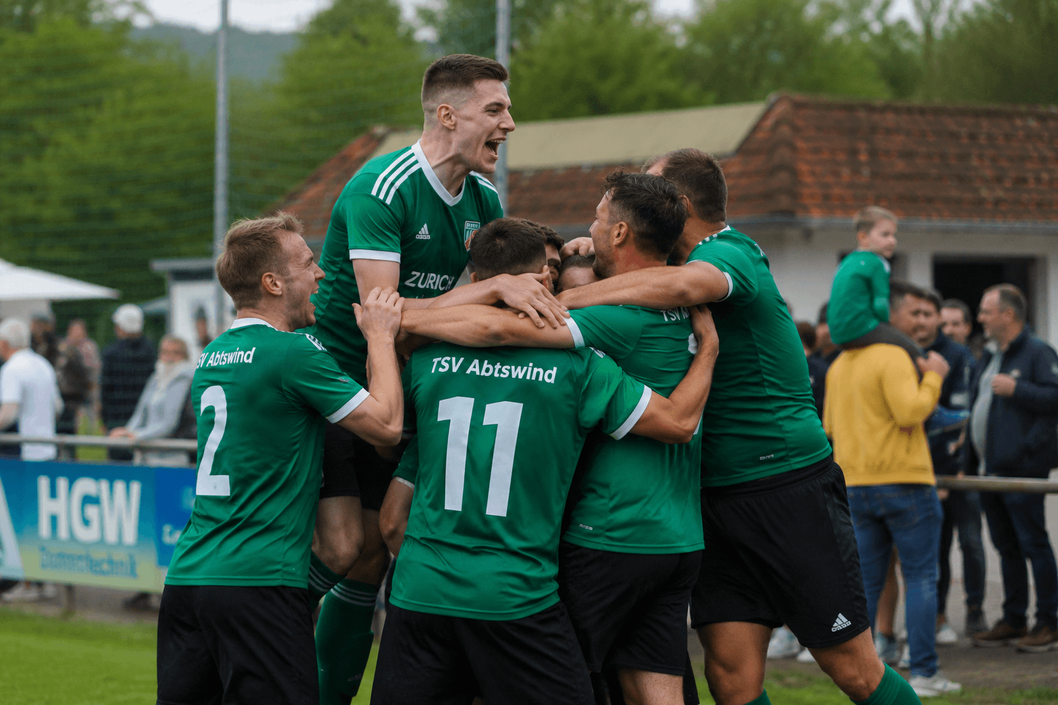 TSV-Abtswind-Mannschaft jubelt in grünen Trikots