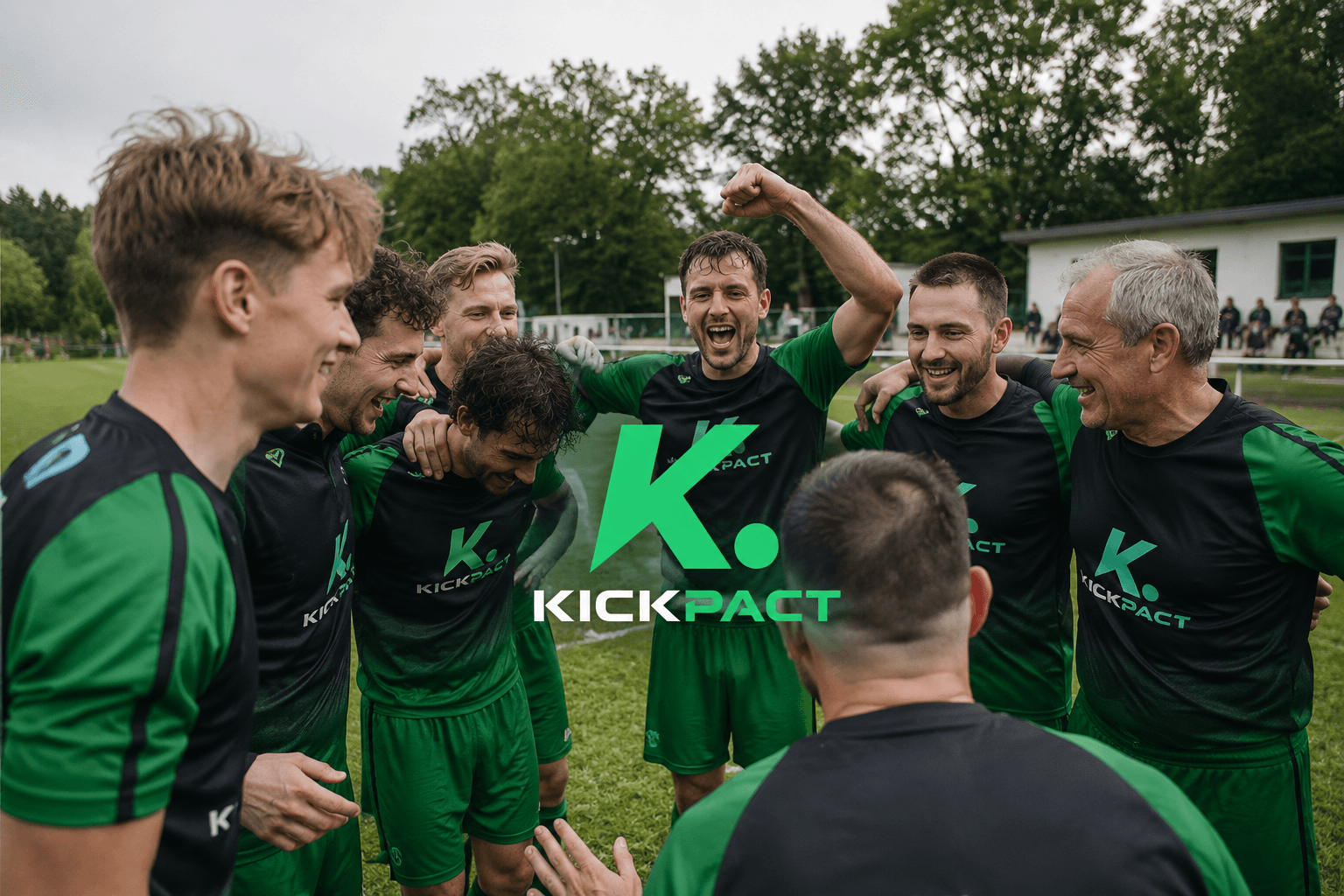 Mannschaft in KickPact-Trikots jubelt in der Reihe